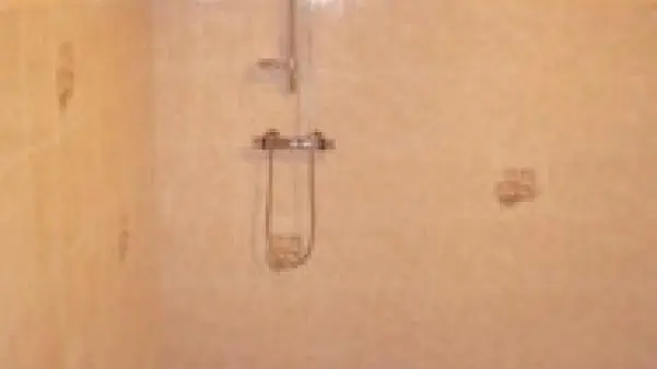 Salle d'eau au rez-de-chaussée.