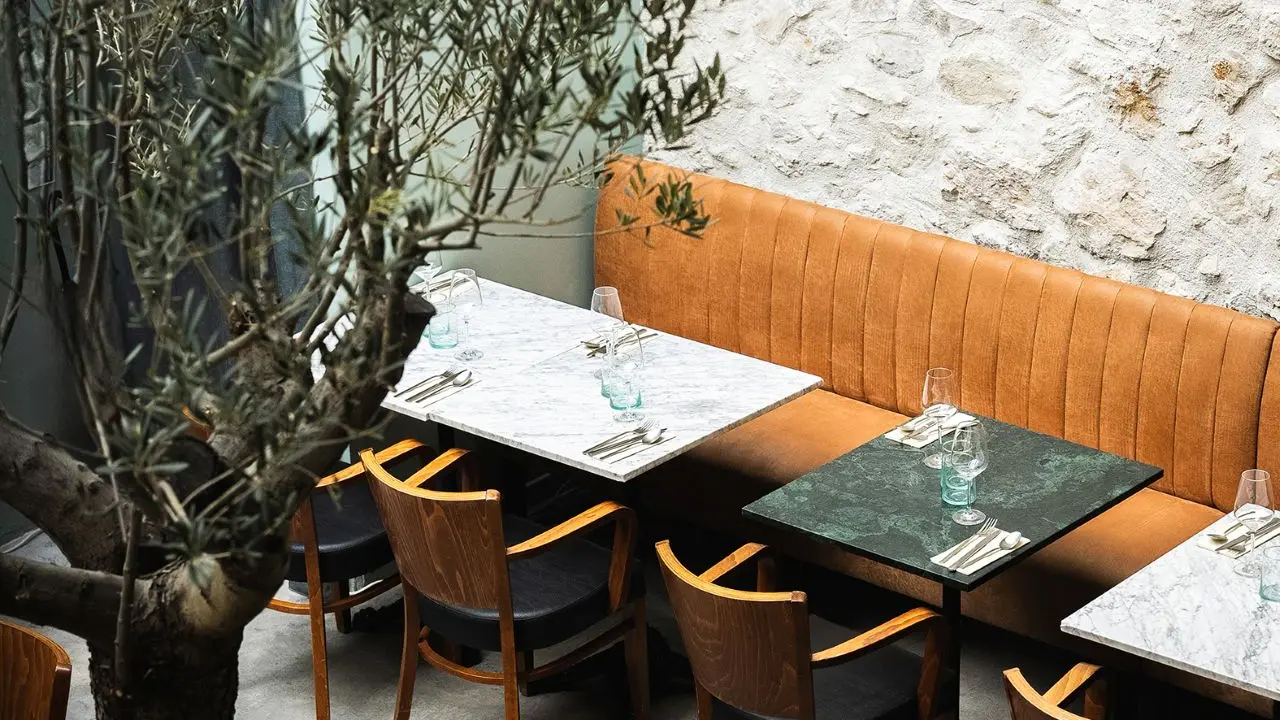 salle tables et olivier