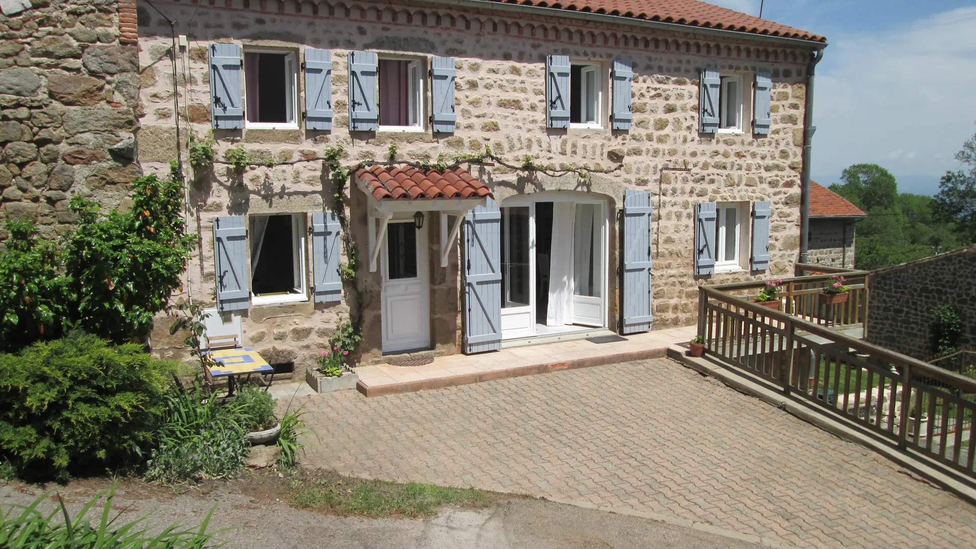 Gîte La Bastide - Thinereilles à St-Jean-Soleymieux (Loire 42)