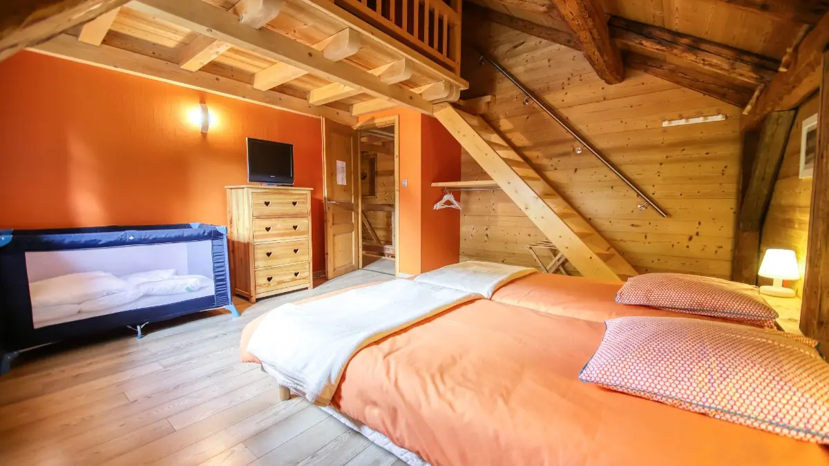 chambre orange et sa mézzanine
