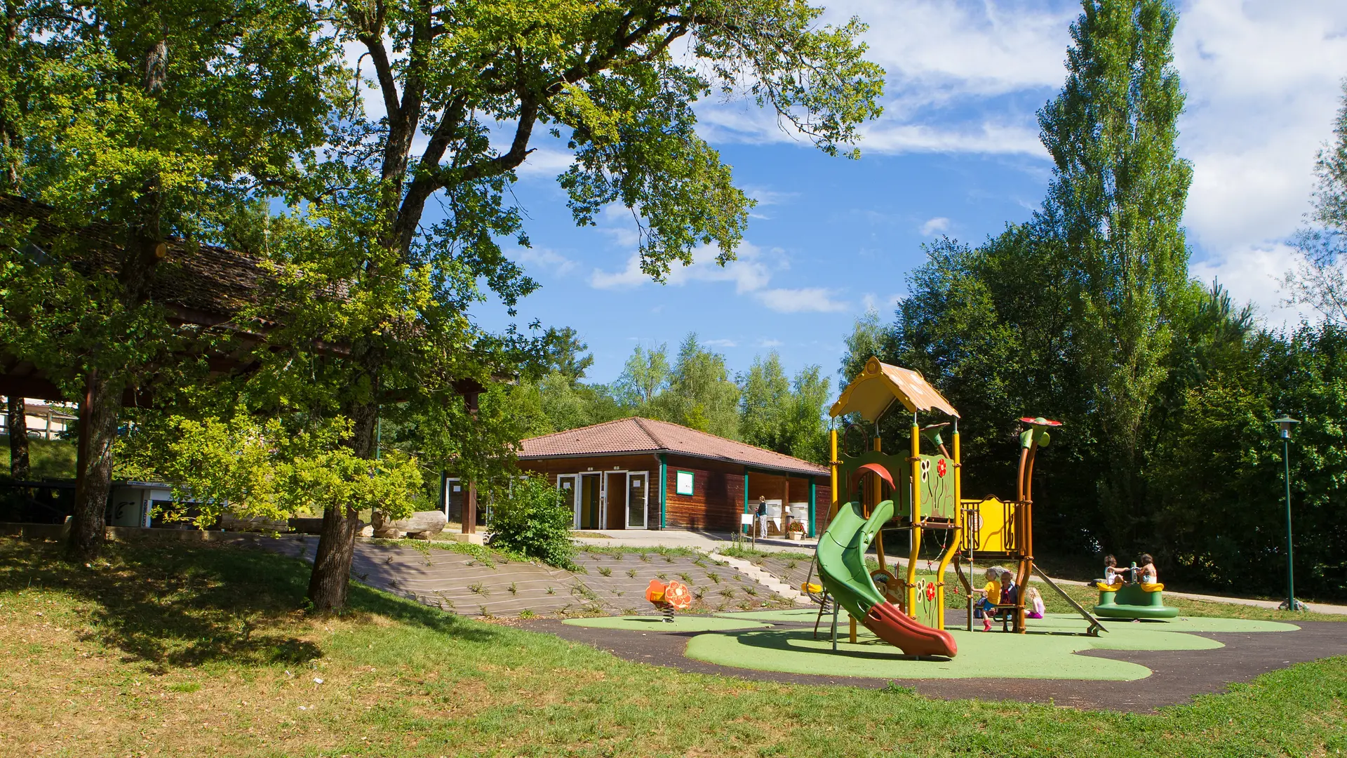 Aire de jeux enfants camping paradis les gorges du haut bugey