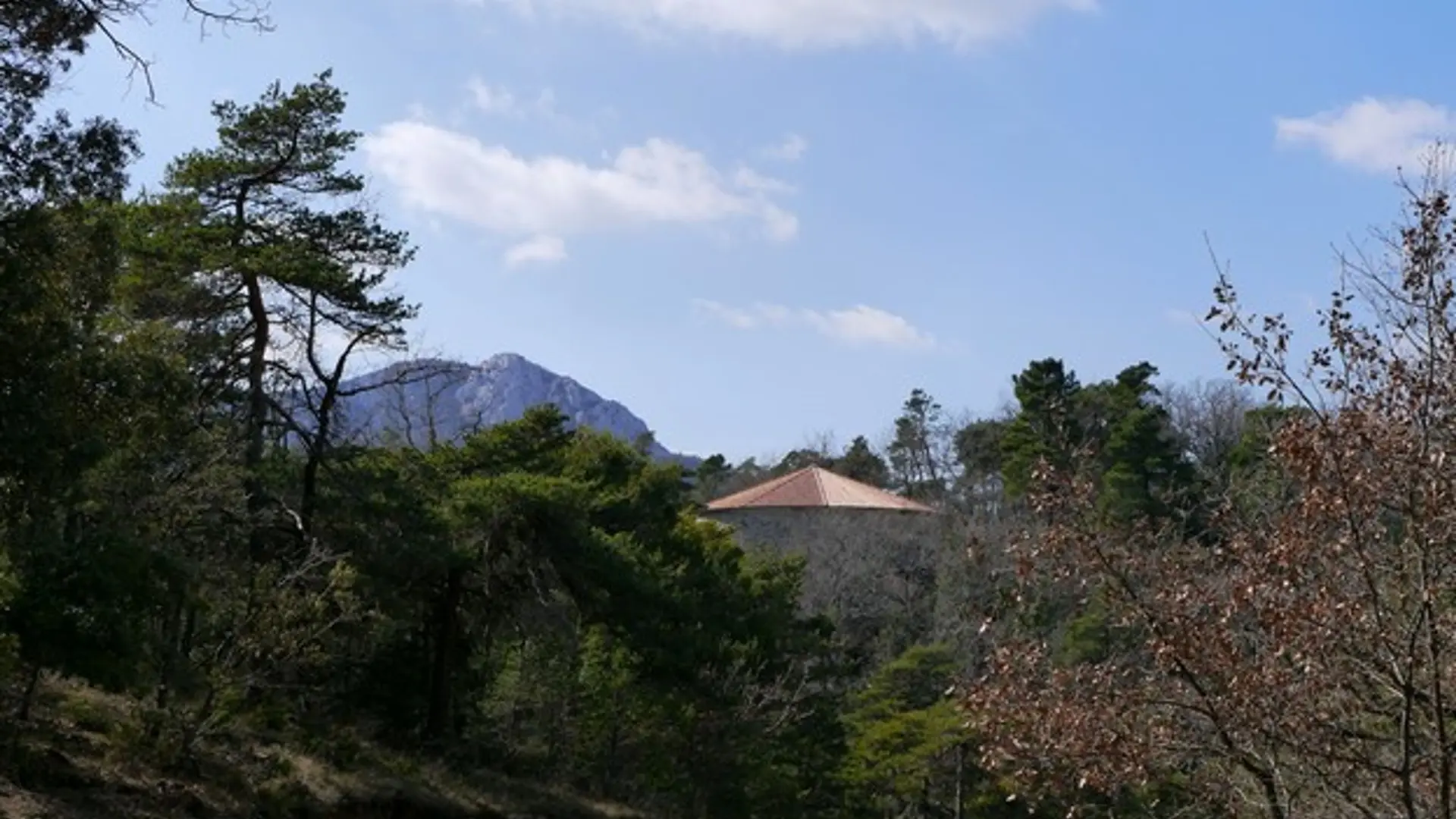 La glacière du Pivaut et le Pas de l'Aï au fond