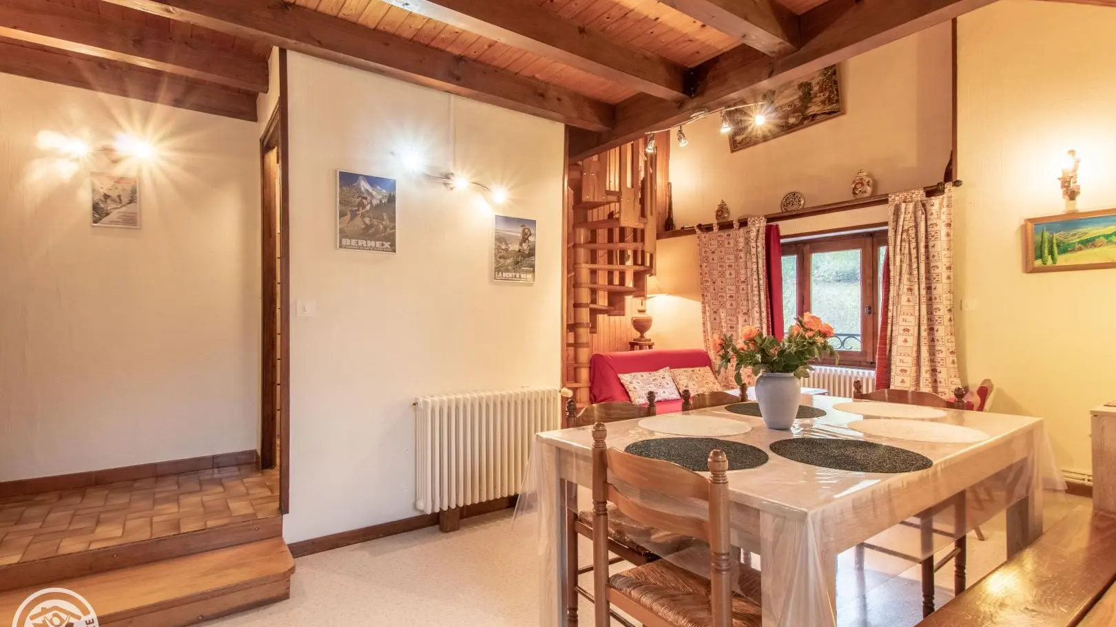 Espace repas et accès à la salle d'eau (à gauche)