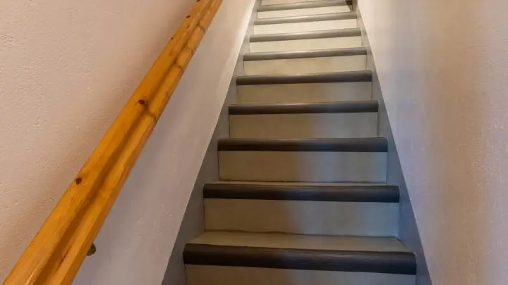 Escalier accès chambres en rez de jardin