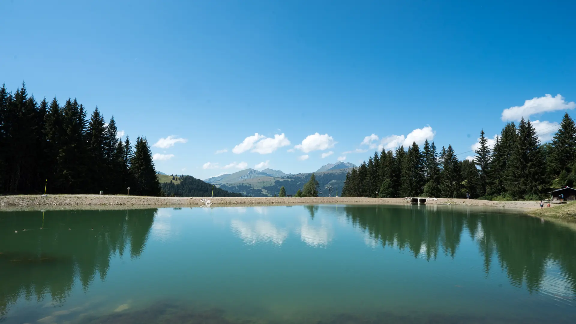 Lac avec vue sur les montagnes