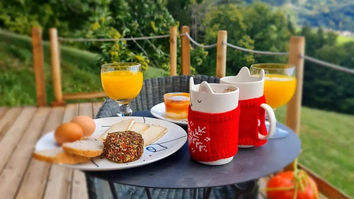 petit déjeuner sur la terrasse avec vue montagne