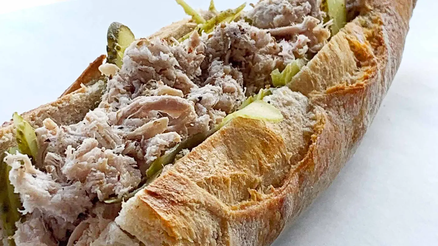 Prepration de sandwich avec des produits frais