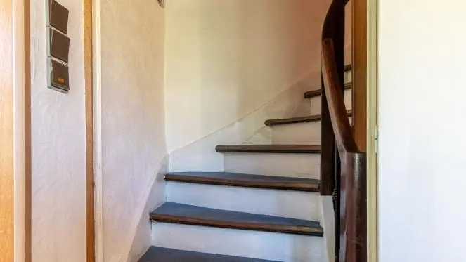 Accès à l'étage par escalier intérieur