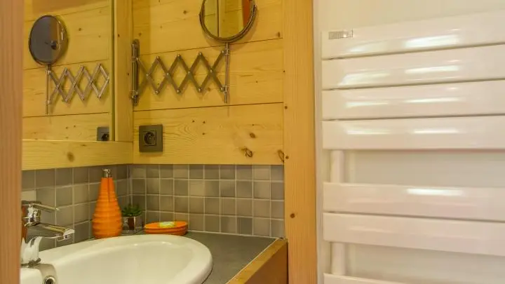 Douche - lavabo - attenante à la chambre.