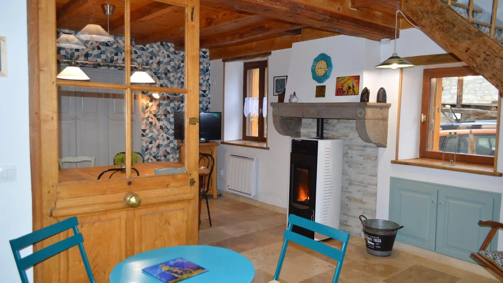 Petite table ronde dans la cuisine