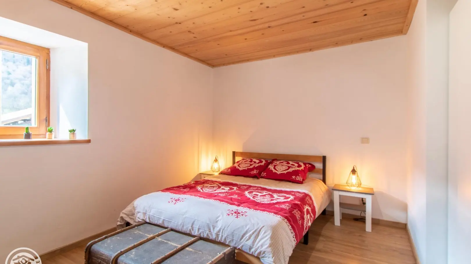 1 chambre avec un lit double et rangement