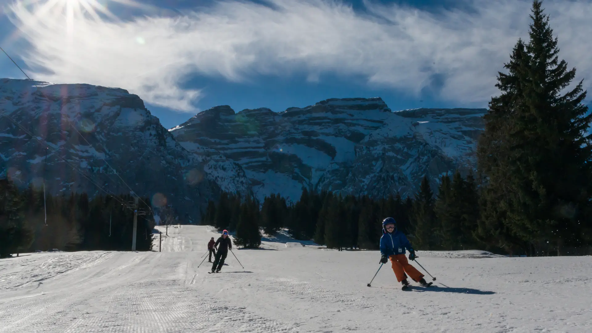 Skieurs devant le Bargy