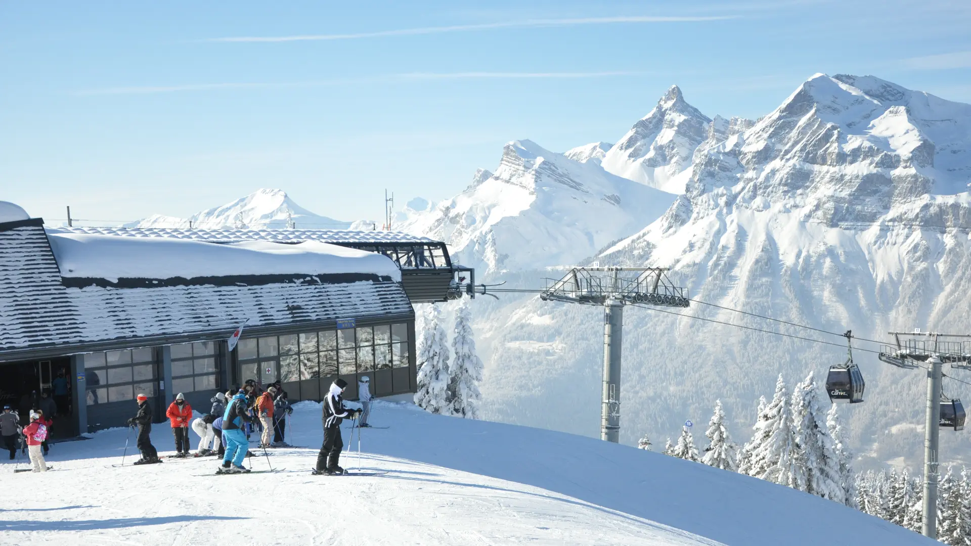 Arrivée télécabine de la Kédeuze avec vue sur les Aravis