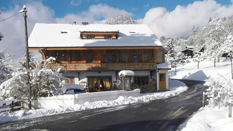 Vue sur le chalet en hiver