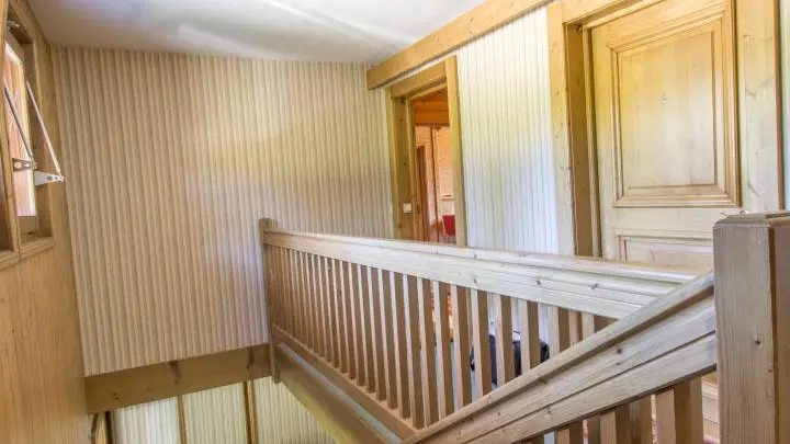 Escalier intérieur menant à l'appartement.
Entrée du gîte = porte ouverte à droite