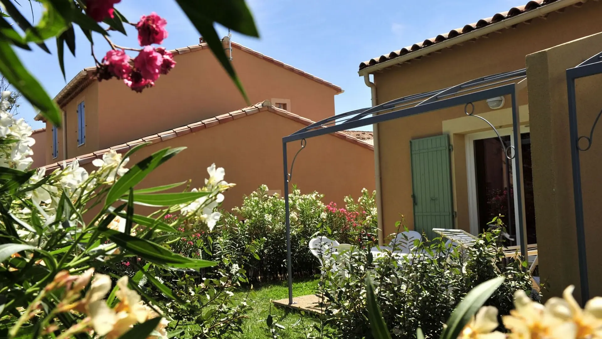 Résidence Goélia Le Mas des Arènes Mouriès terrasse