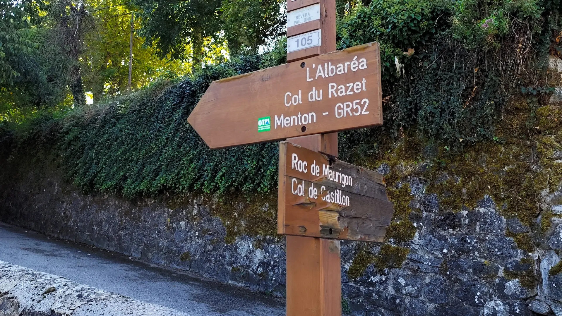 Balise 105 à Sospel indiquant le GR52