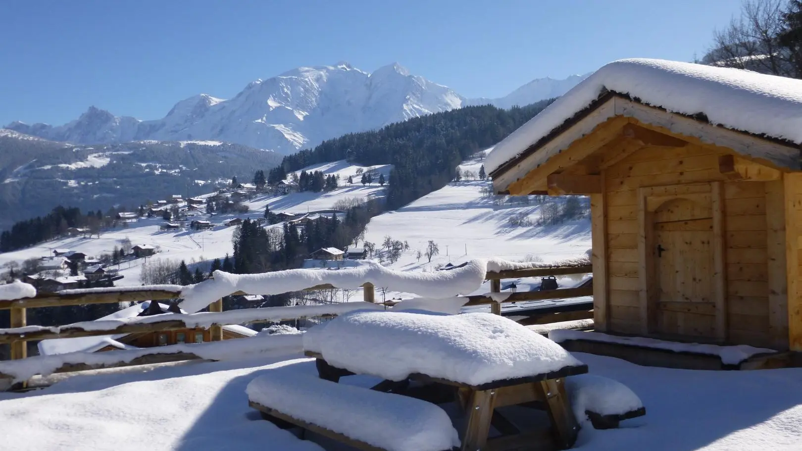 Vue du Mont-Blanc depuis l'espace vert du chalet en hiver.