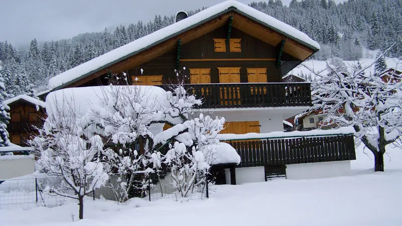 Le chalet sous la neige