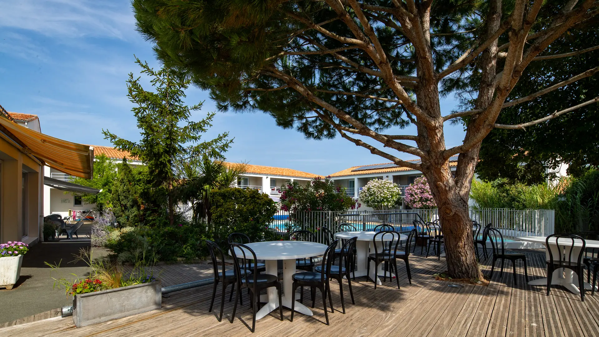 Tables extérieures à l'ombre