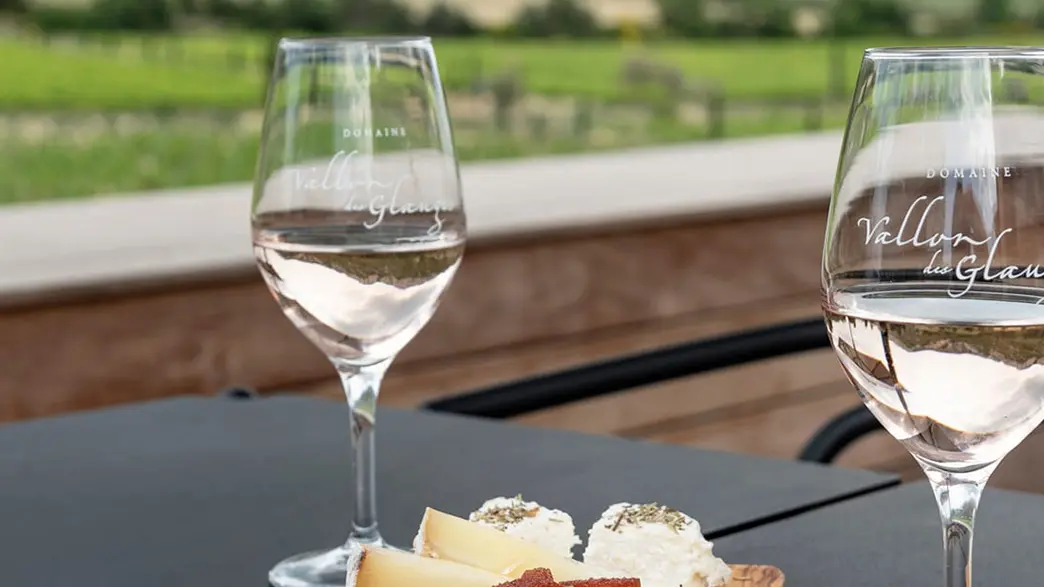 Planche et verre de vin Vallon des Glauges