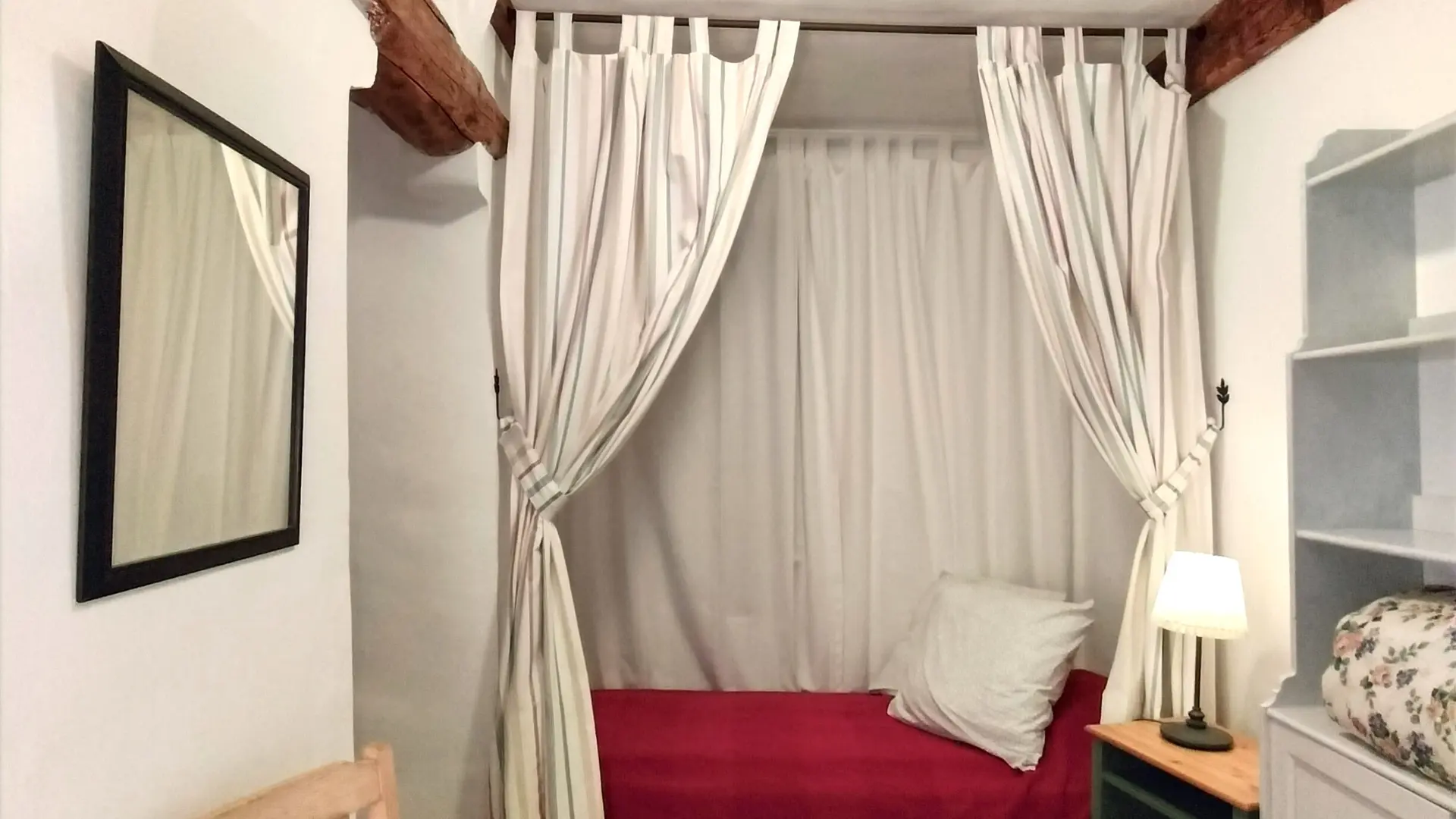 A l'étage, l'alcôve, lit simple