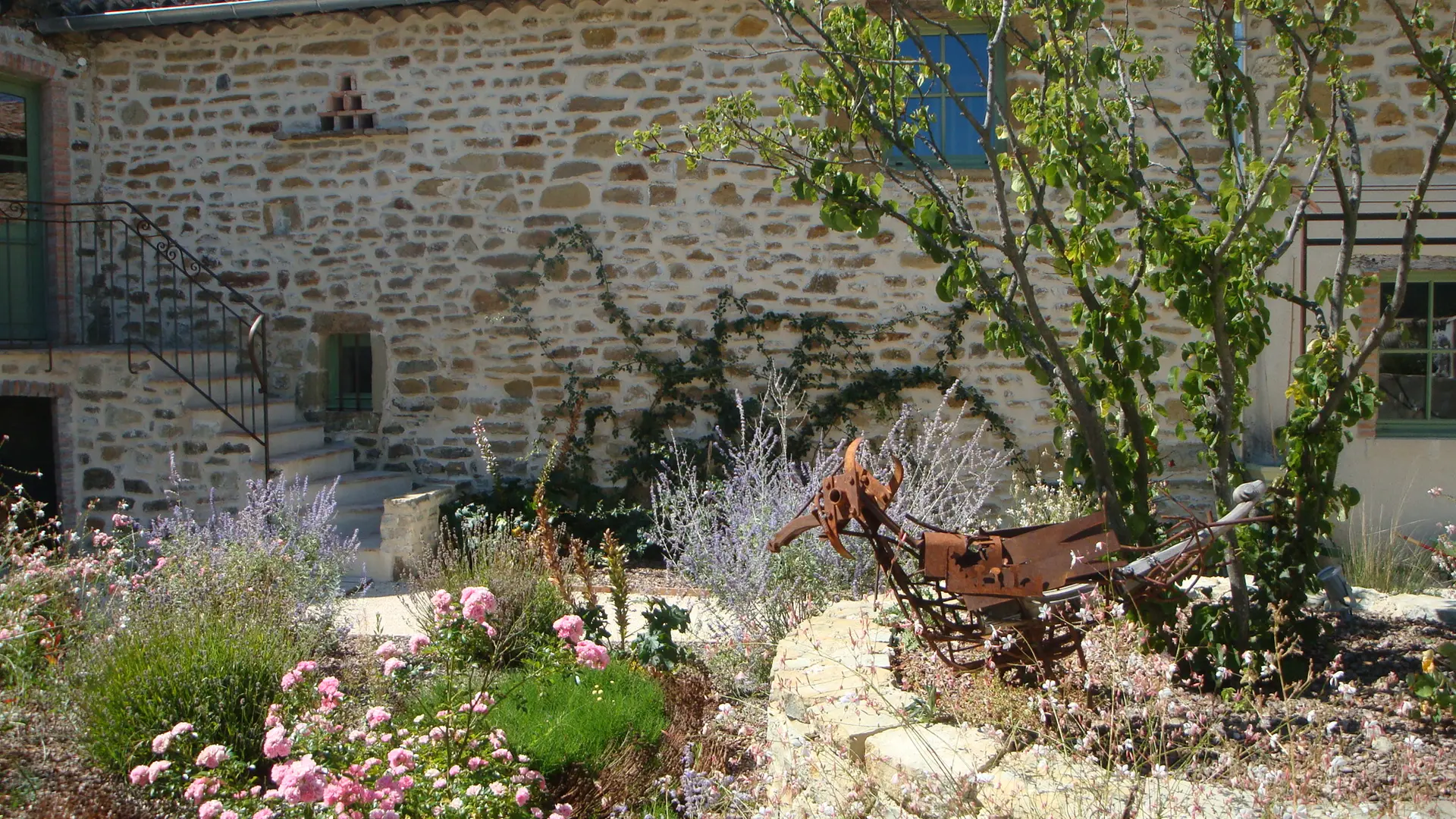 Cour intérieure et entrée du gite