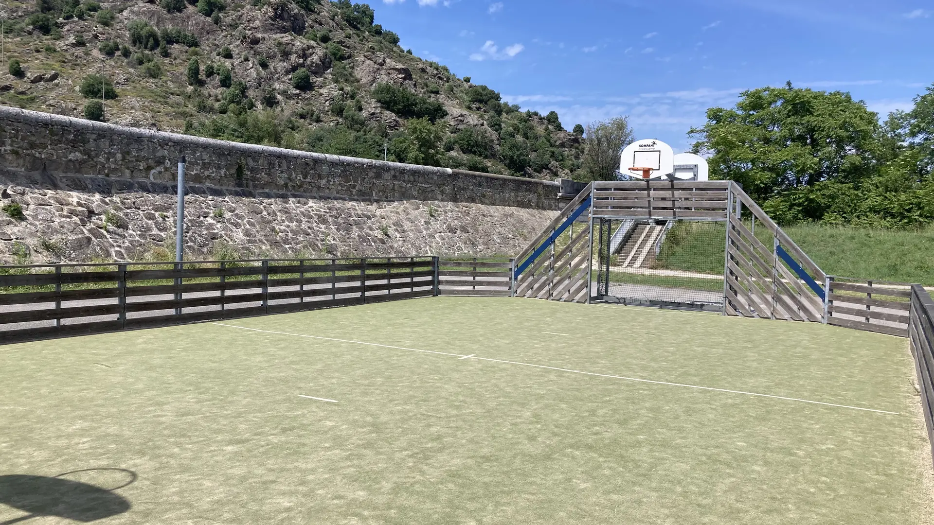 Aire de jeux et table de pique nique stade de la rivière d'Ay