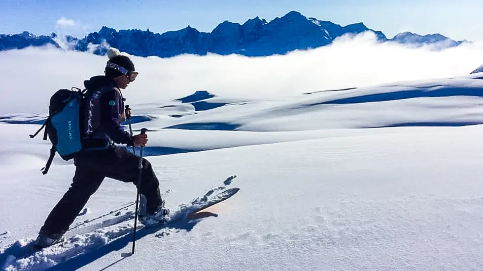 Cours de freeride avec vue sur le mont Blanc au sommet des Grandes Platières