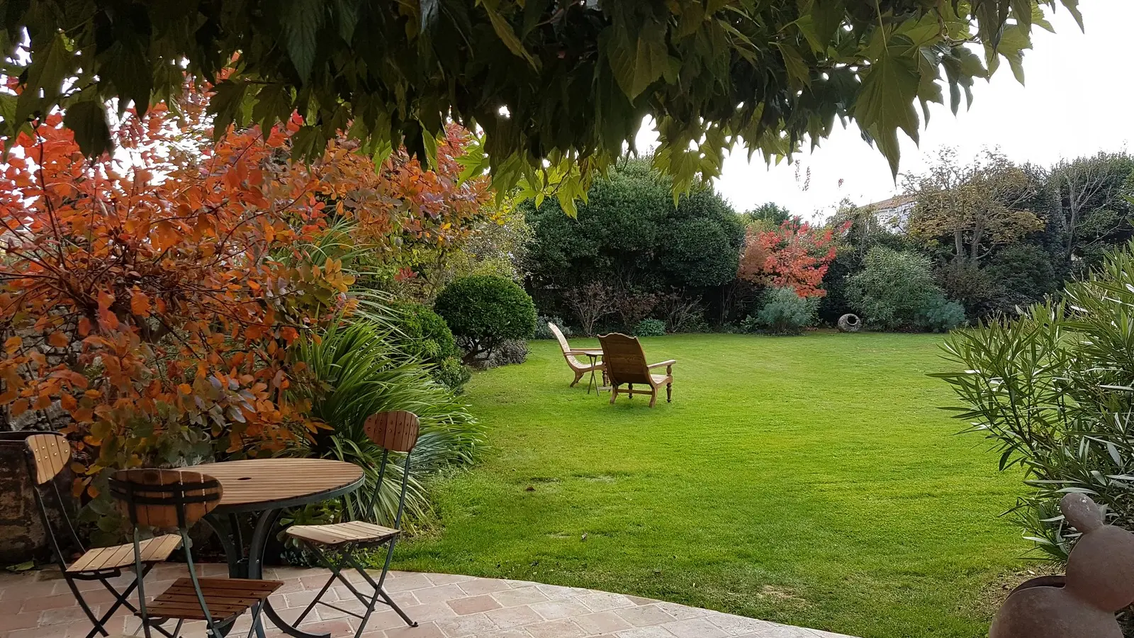 Le jardin avec sa lumière d'automne