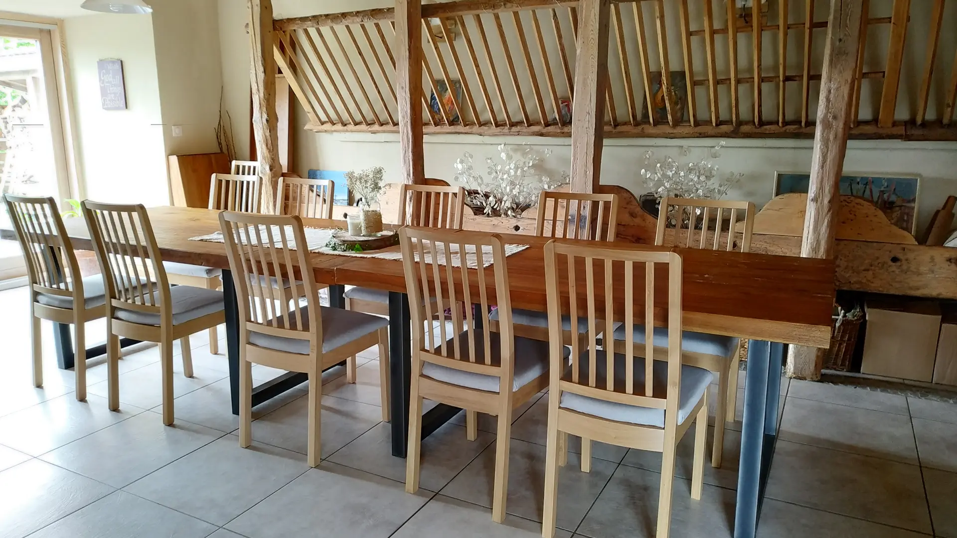 Salle à manger dans l'ancienne étable