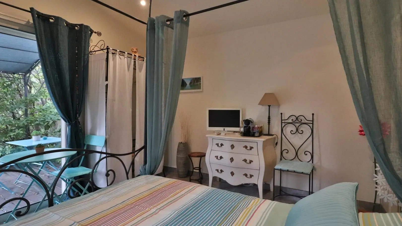 chambre calanque/TV/ Nespresso/clim