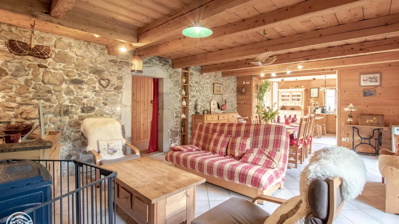 Coin salon avec poêle à bois.