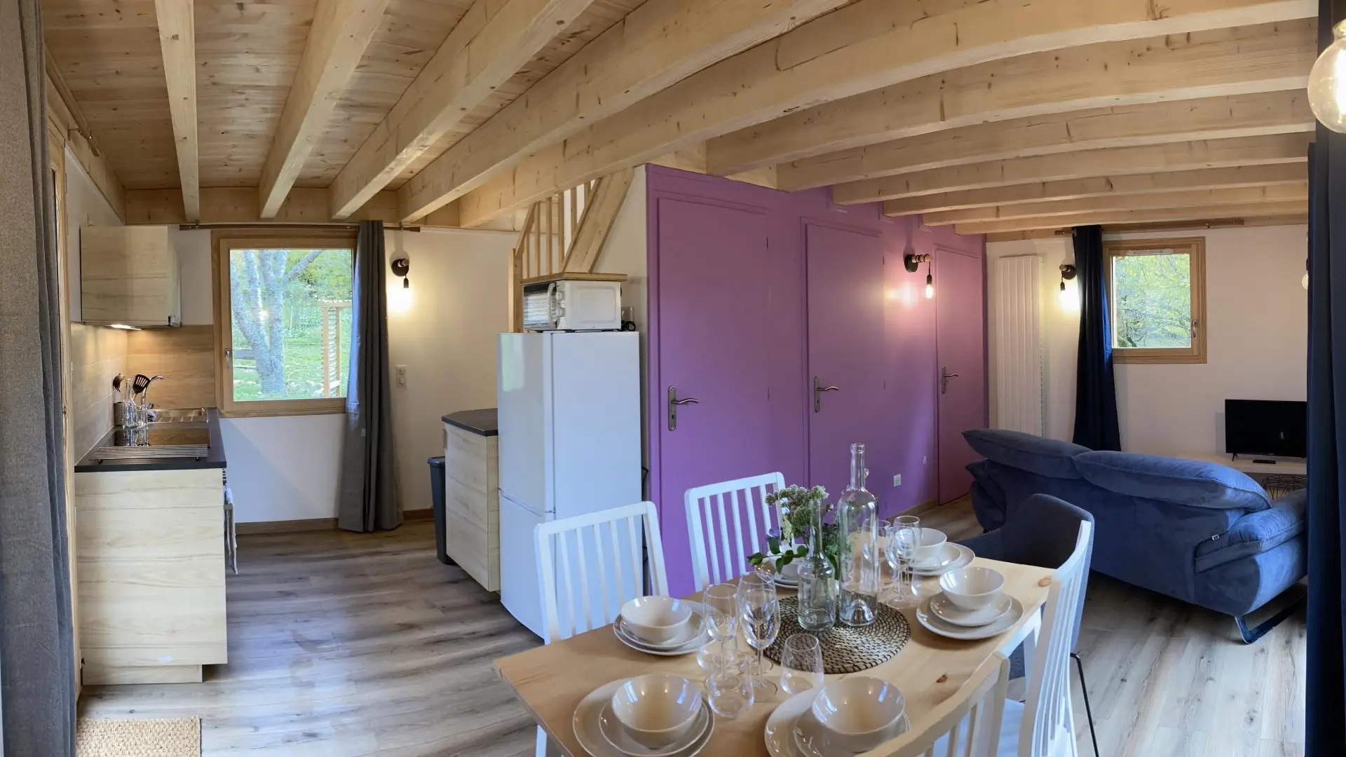 Pièce à vivre avec cuisine ouverte sur l'espace repas & le salon.