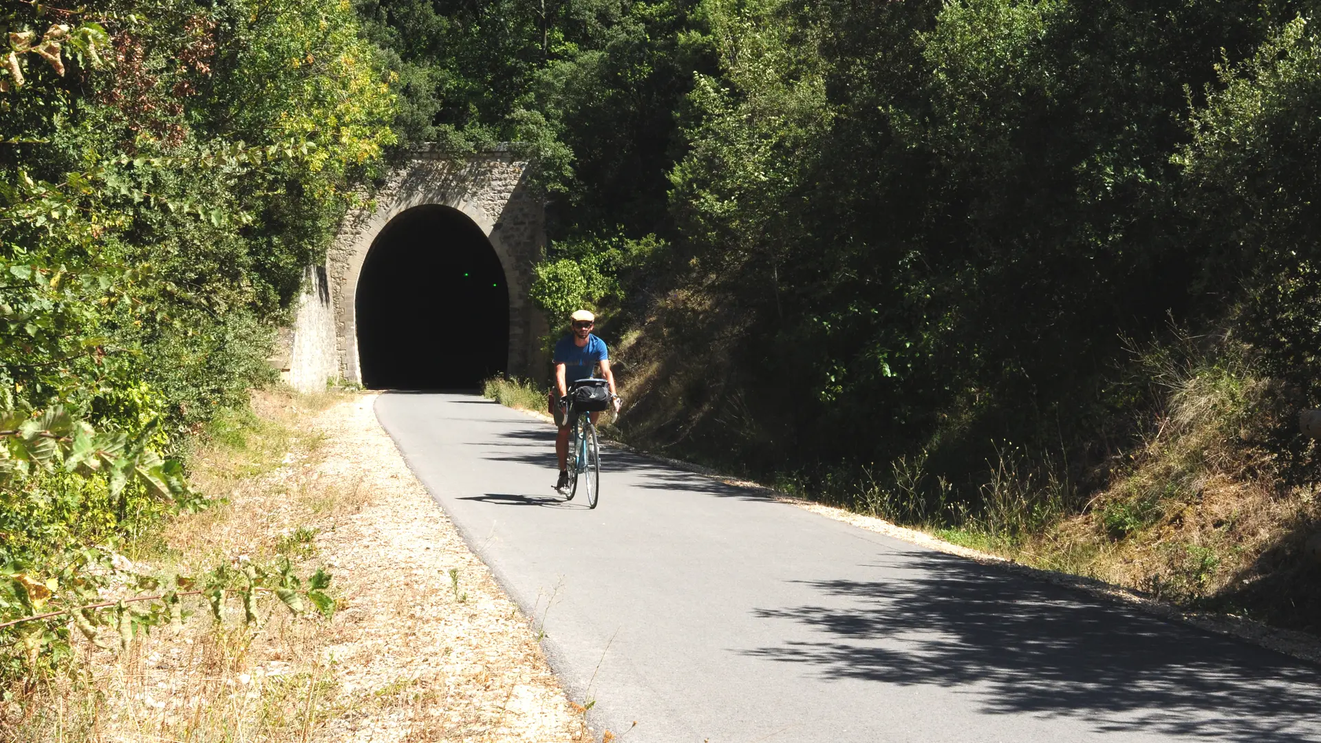 Piste cyclable sous le tunnel de Montfrin