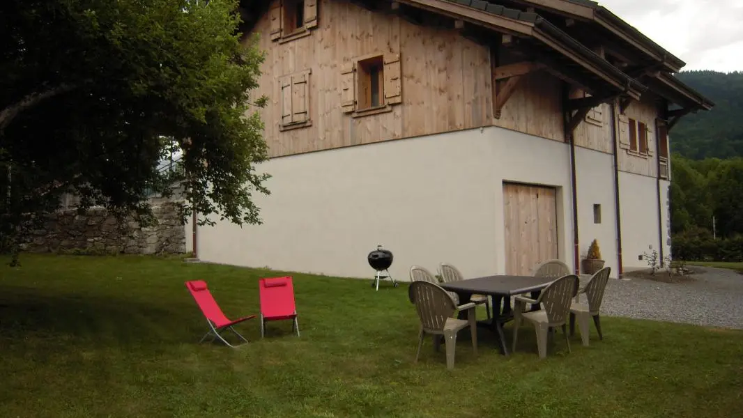 Jardin privé avec salon de jardin, barbecue...