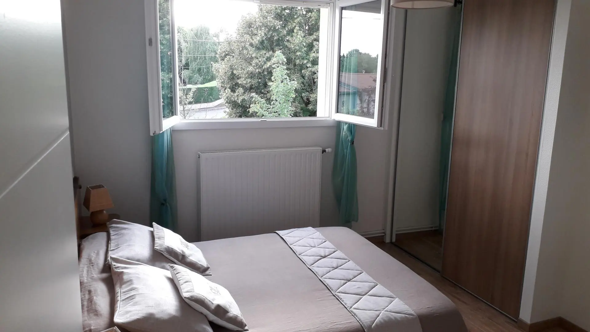 Chambre bleuet vue sur l'extérieur