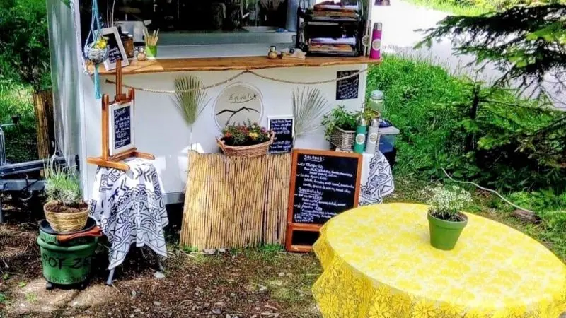 Foodtruck dans la forêt de la Cluite avec une petite table