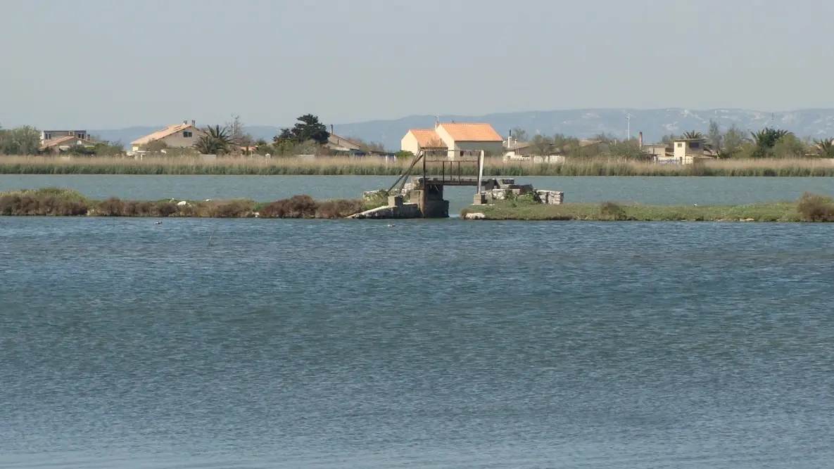 Communication entre l'étang de Bolmon (au second plan) et le canal de Marseille au Rhône (au premier plan). Derrière, le cordon du Jaï, partie habitée côté Châteauneuf-les-Martigues.