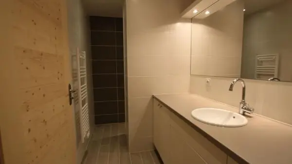 Salle de bains avec douche italienne