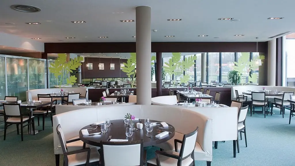 Vue  des tables du restaurant avec banquettes et chaises