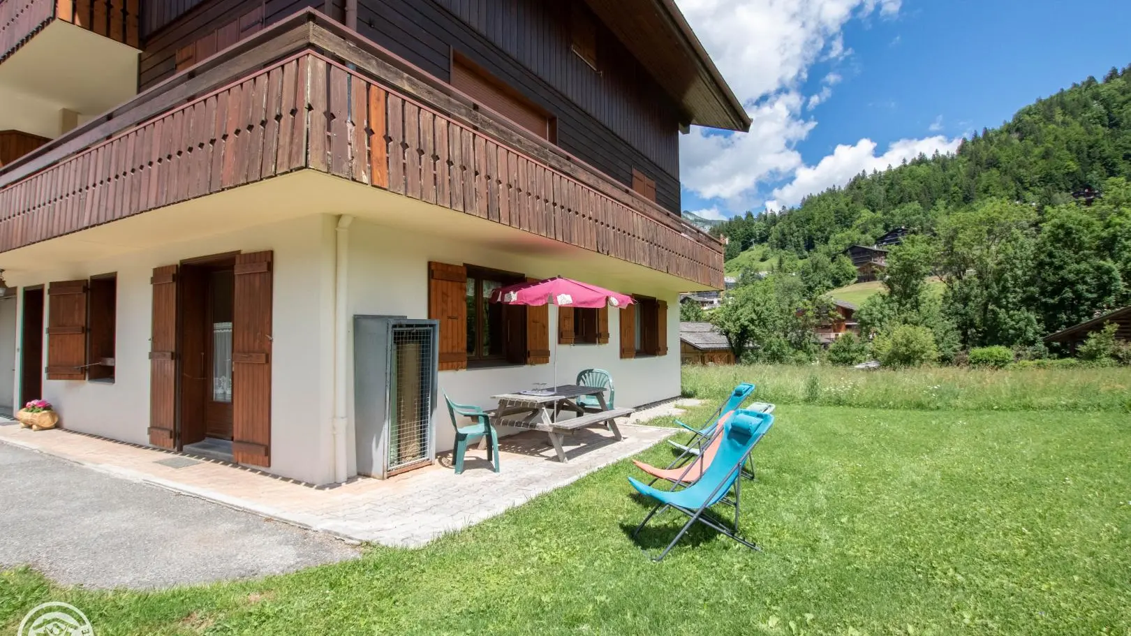 Extérieur avec terrasse privative.