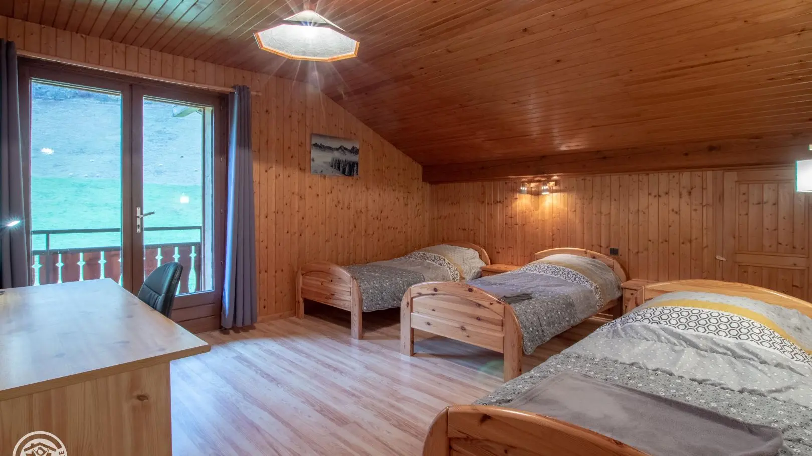 Chambre 3.
3 lits 90. Accès au balcon.