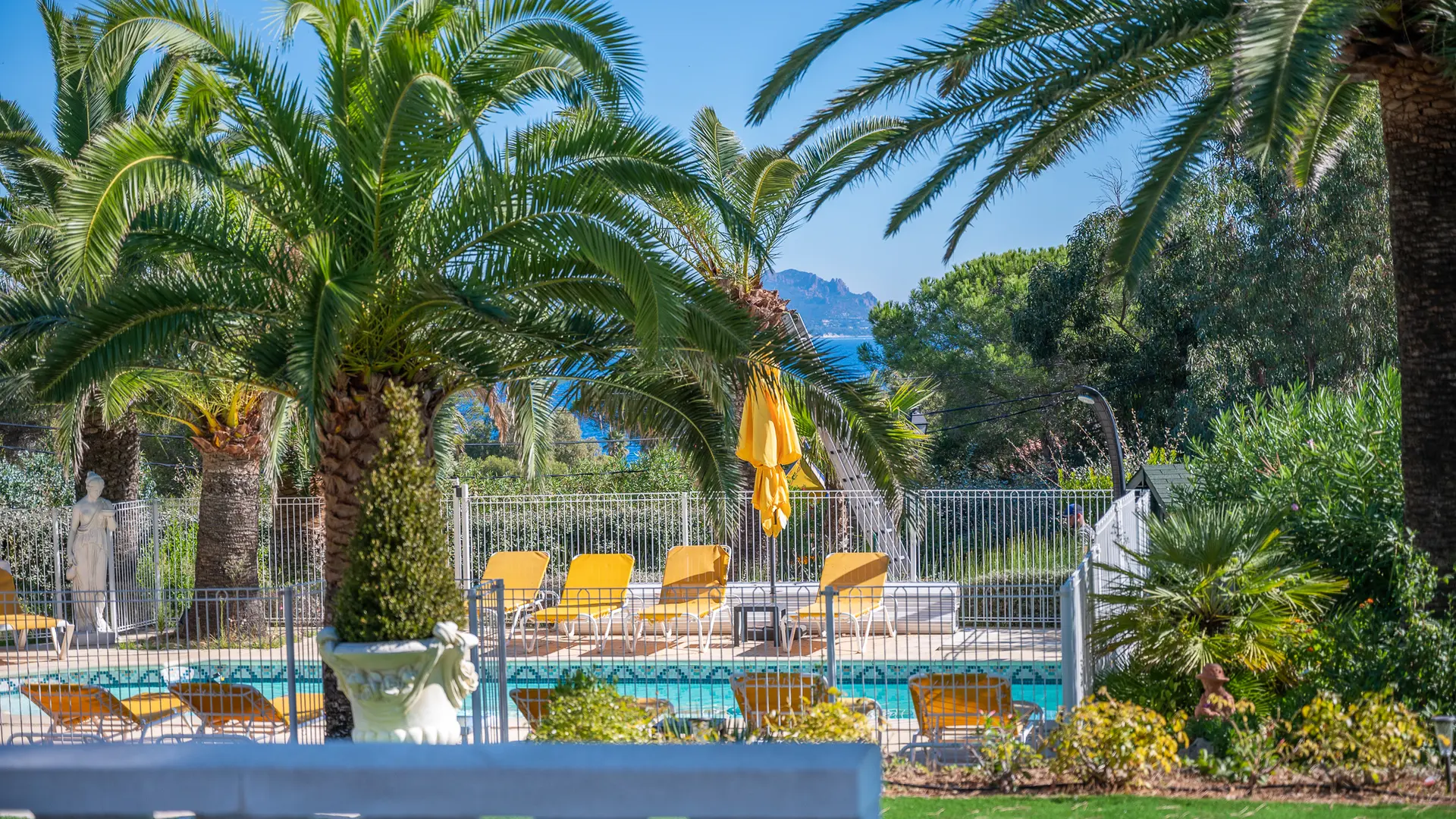 Piscine et vue mer