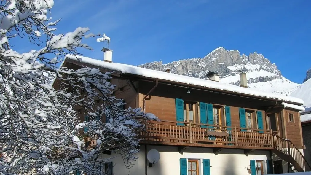 L'entrée du gite et sa terrasse