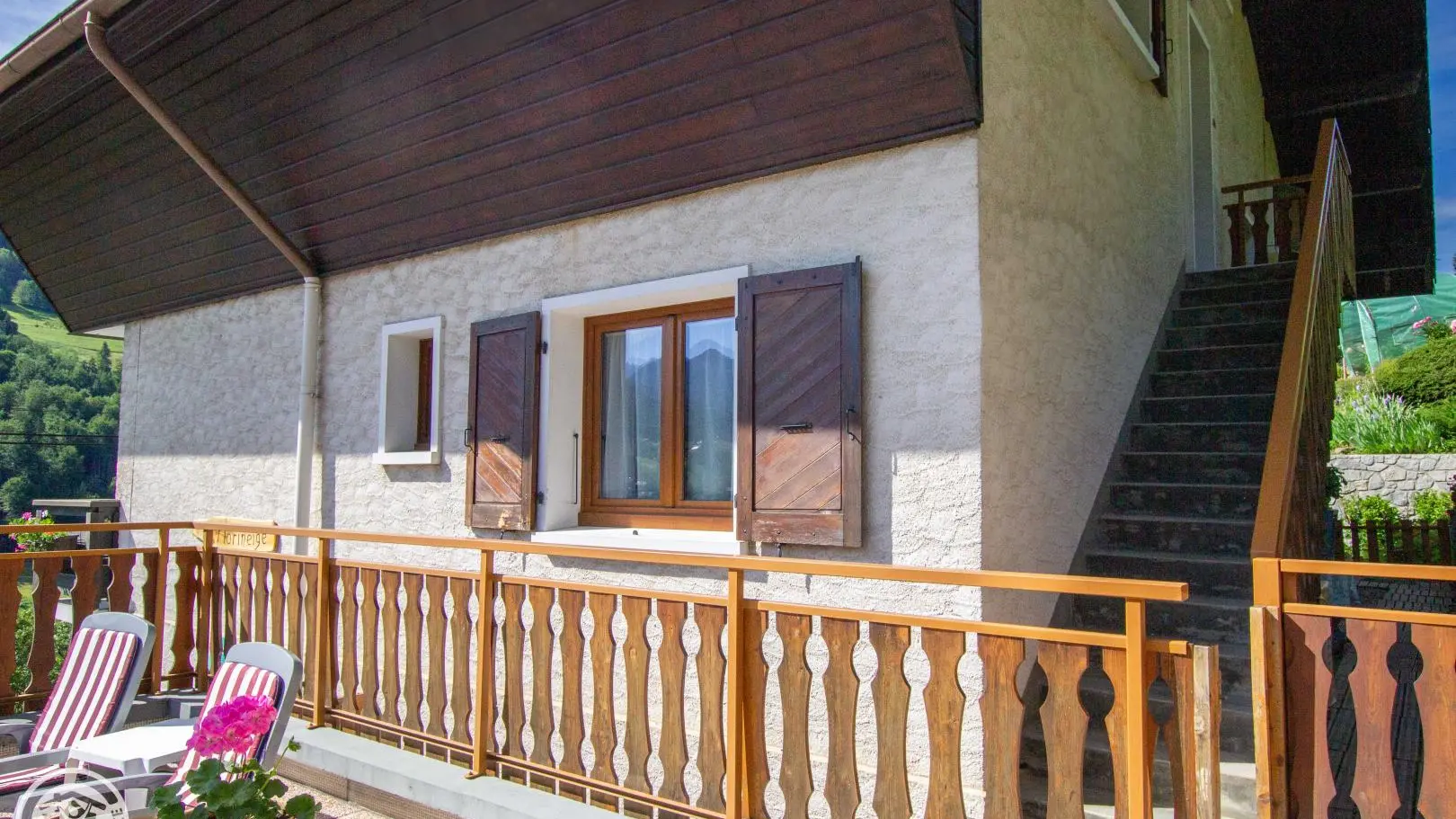 De la terrasse intermédiaire, vue sur l'escalier privé accès à l'appartement