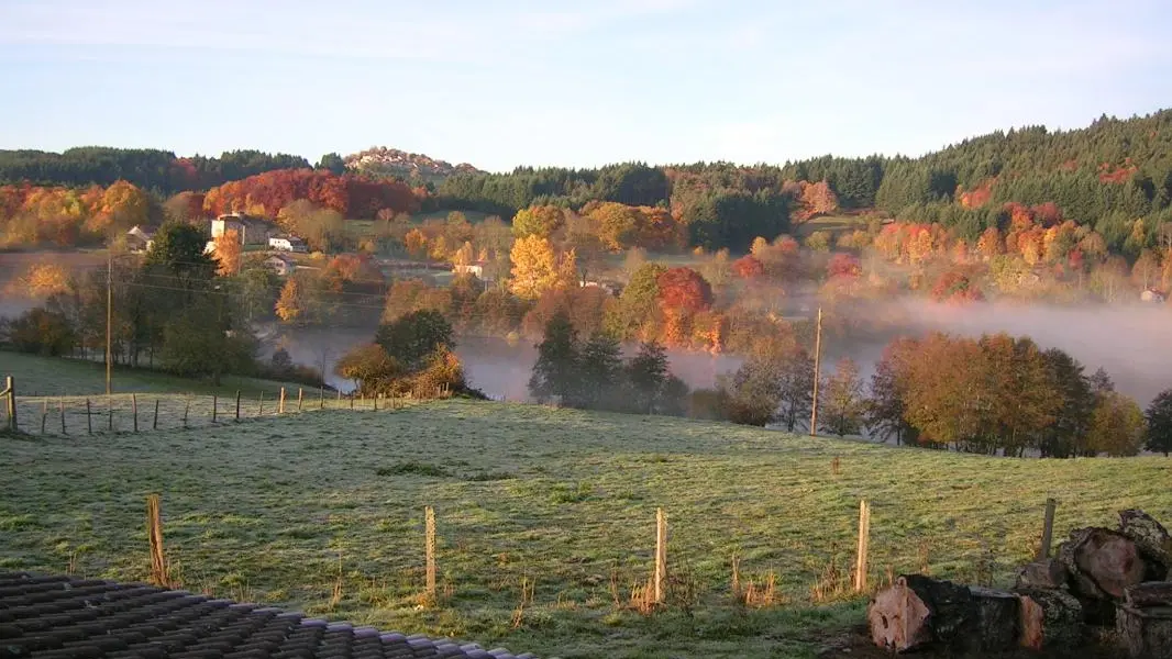 l'automne, le soleil se lève sur l'étang de la goutte....
