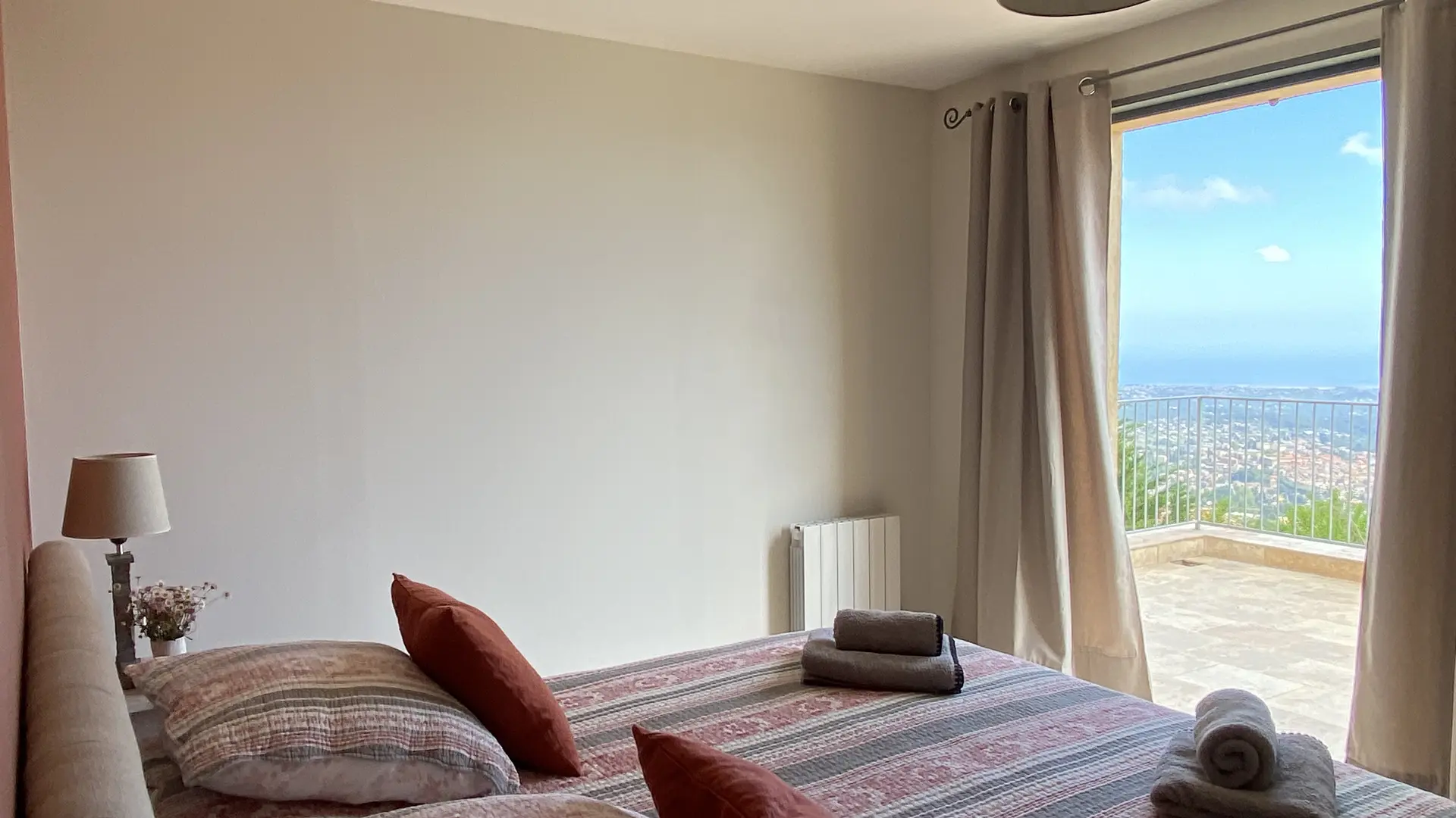 Chambre avec salle de douche attenante