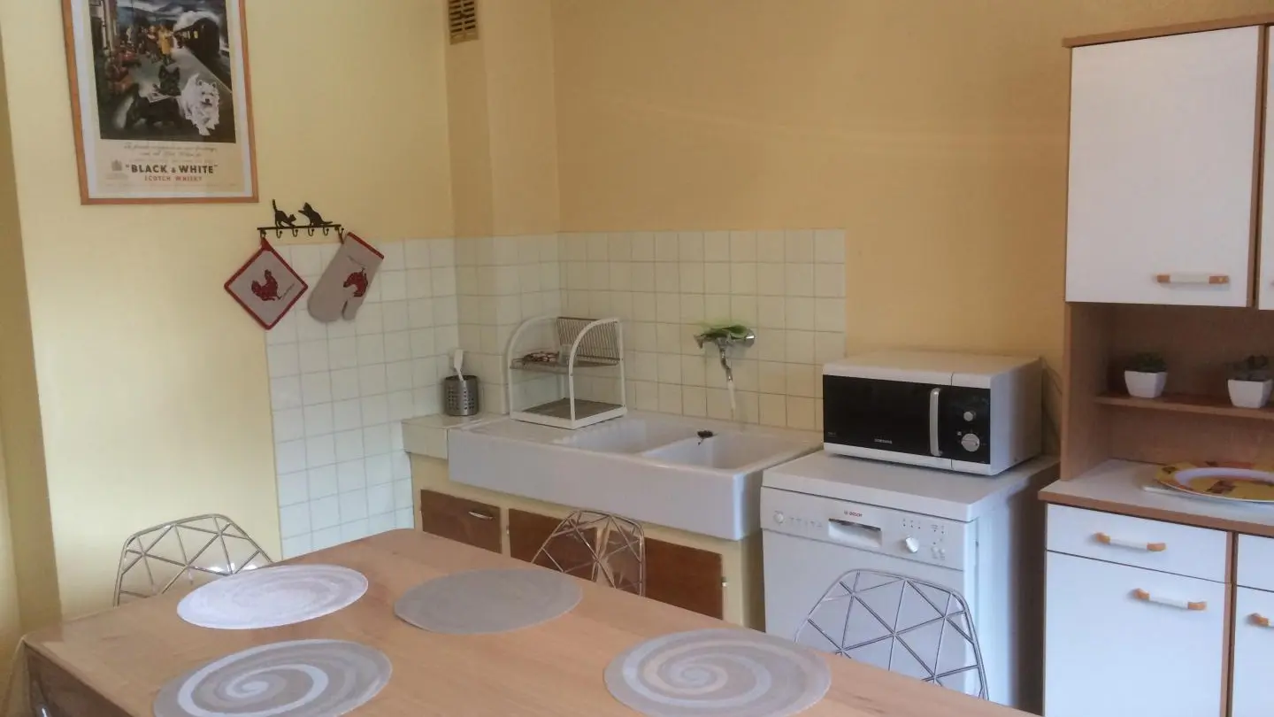 Grande cuisine salle à manger à l'est, belle vue montagnes