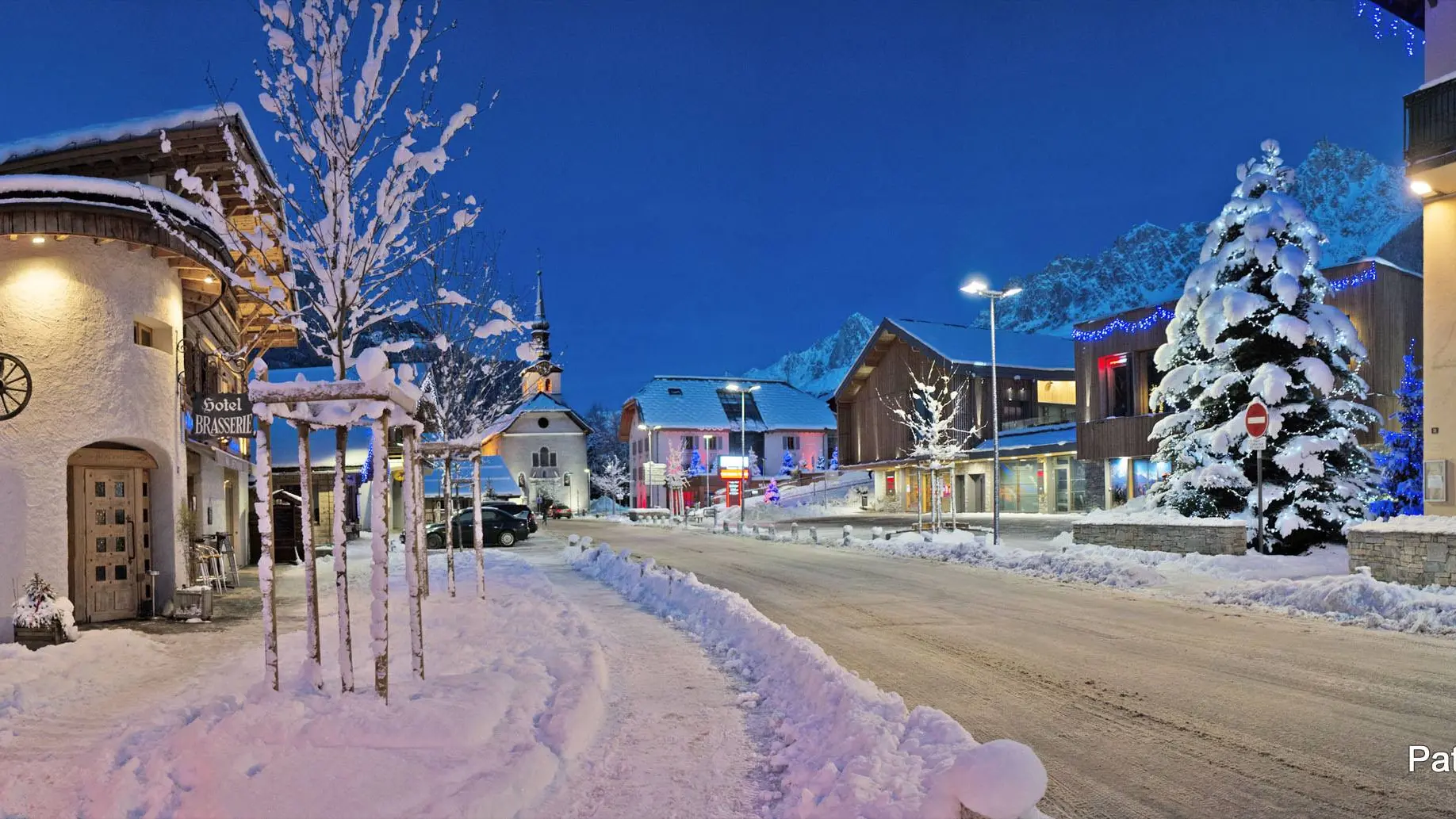 village des HOUCHES en Hiver a 200m du chalet navette /office du tourisme musée souvenir bar restaurent poste docteur pharmacie commerce